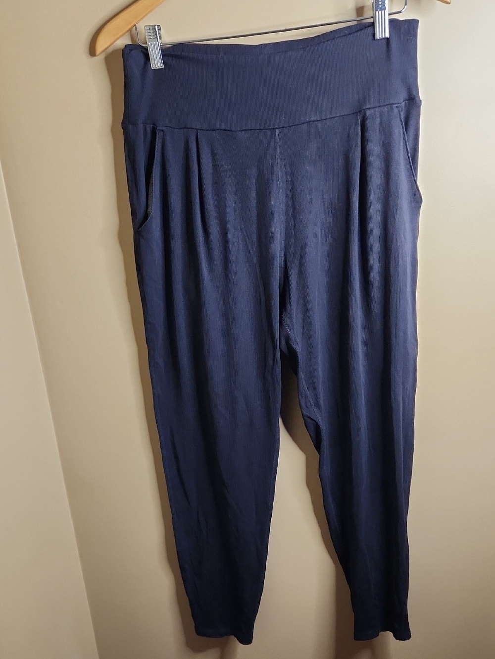 Vuori Lux At Ease Ribbed Harem Joggers in Black. Size M. # VW479